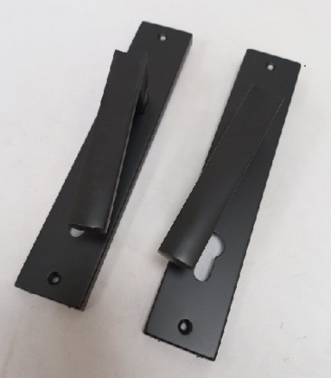 https://arita.ua/images/products/ruchka-dvernaya-na-planke-hp-85i101-blm-chernaya-1743164665-557011273.jpg