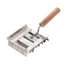 https://arita.ua/images/products/sgrebla-dlya-korov-nerghi-derevyanaya-ruchka-1671154012-1891333088.jpg