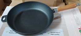 https://arita.ua/images/products/skovoroda-d22-chugunnaya-s-dereviruchkoy-bez-kryshki-1697704576-2146677363.jpg