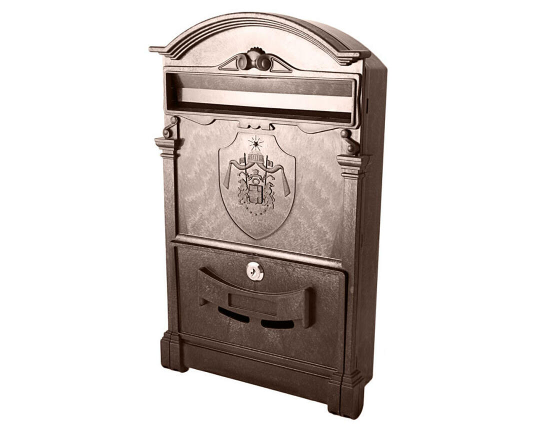 https://arita.ua/images/products/yaschik-pochtovyy-plastikovyy-korichnevyy-s-pochtovym-gerbom-anglii-18-veka-1716465273-1404830662.jpg